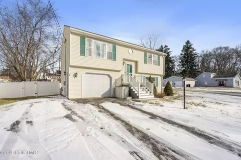 3435 Maryvale Dr, Schenectady, NY 12304 photo 2