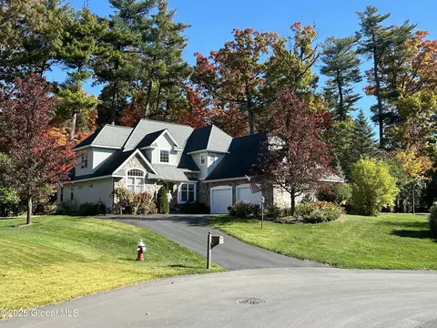 132 Comanche Trl, Niskayuna, NY 12309