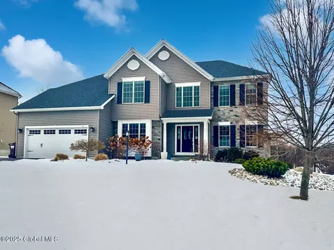 31 Tamarack Ln, Niskayuna, NY 12309