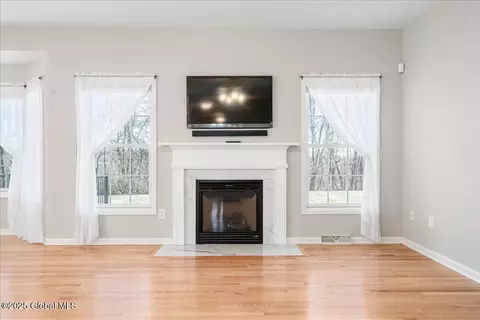 11 Hampton Cir, Halfmoon, NY 12118 photo 8