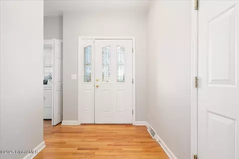 11 Hampton Cir, Halfmoon, NY 12118 photo 4