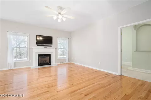 11 Hampton Cir, Halfmoon, NY 12118 photo 9