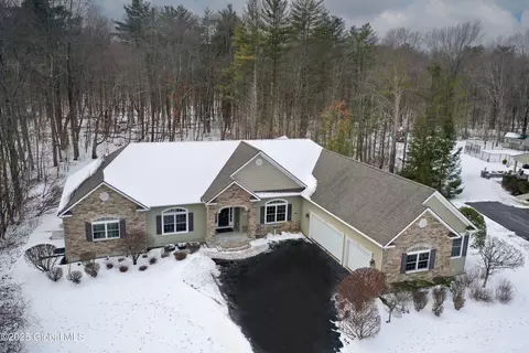 8 Tipperary Way, Ballston Lake, NY 12019