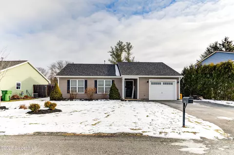 11 Willowbrook Ln, Cohoes, NY 12047