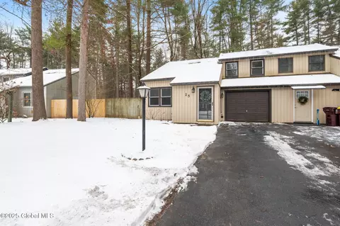 25 Wake Robin Rd, Malta, NY 12020