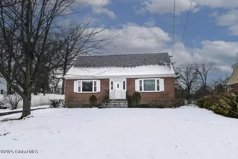 10 Marville Dr, Loudonville, NY 12211