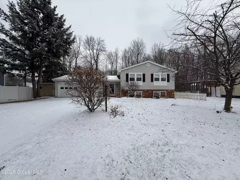 16 Briarfield Dr, Clifton Park, NY 12065
