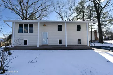 10 Wagon Wheel Trl, Saratoga Springs, NY 12866