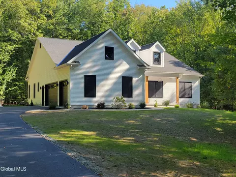20 Westfall Ct, Averill Park, NY 12018