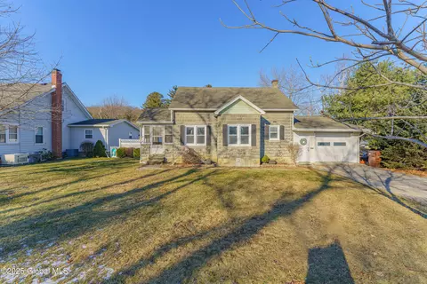 5 Griffin St, Ravena, NY 12143