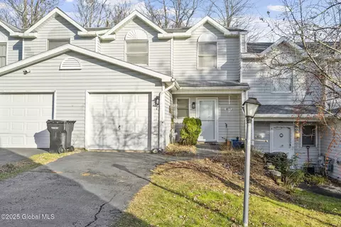 7 Cheryl Ct, Troy, NY 12180