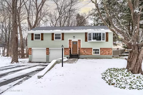 25 Bayberry Dr, Halfmoon, NY 12065