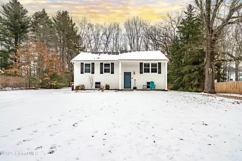 8 Hathorn Blvd, Saratoga Springs, NY 12866