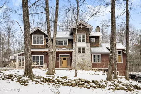 5 Moss Creek Rd, Middle Grove, NY 12850