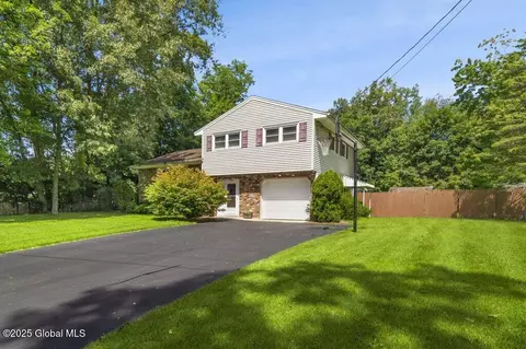 3 St Anna Ln, Glenville, NY 12302