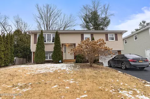 46 Normanside Dr, Albany, NY 12208