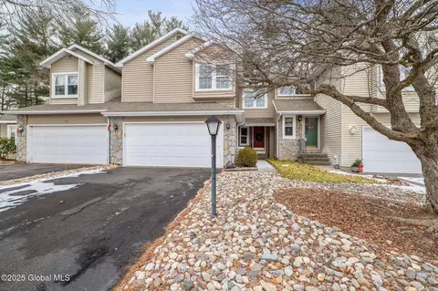 543 Highwood Cir, Albany, NY 12203