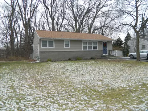 8 Riverview Ter, Rensselaer, NY 12144