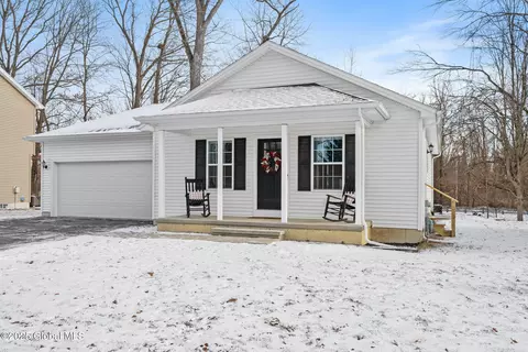 12 Feeder Bnd, Glens Falls, NY 12801