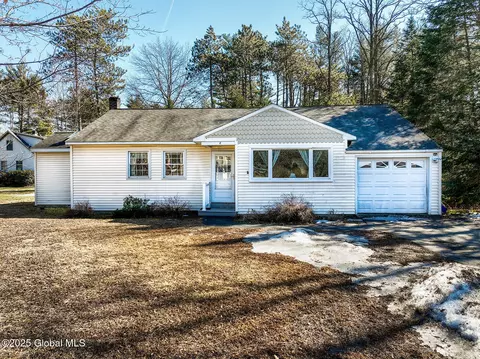 8 Maple Ave, Cambridge, NY 12816