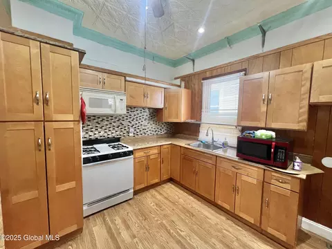 523 Mcclellan St, Schenectady, NY 12304 photo 14