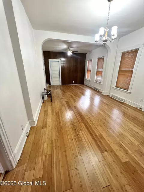 523 Mcclellan St, Schenectady, NY 12304 photo 4