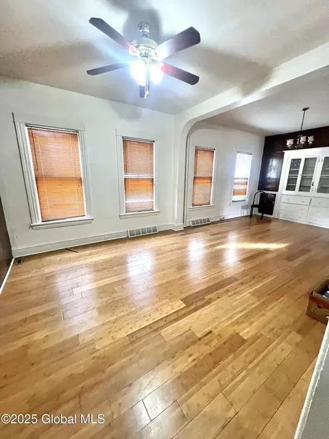 523 Mcclellan St, Schenectady, NY 12304 photo 3