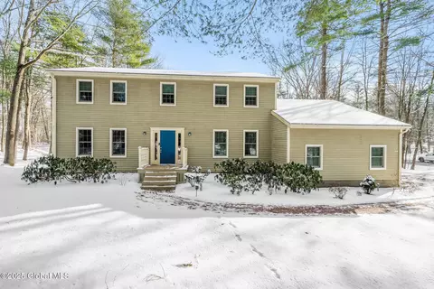1 Stonegate Rd, Ballston Lake, NY 12019
