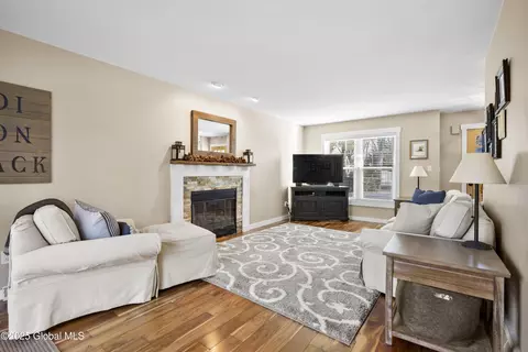 10 Dunwoodie Rd, Glenmont, NY 12077 photo 4
