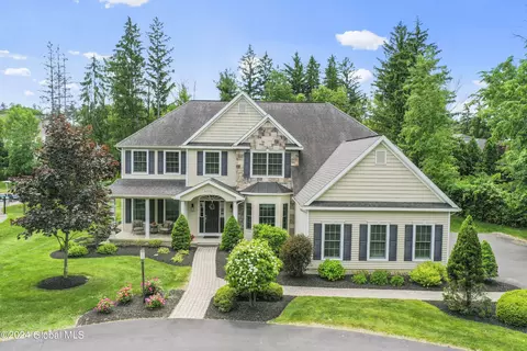 4056 Windsor Dr, Niskayuna, NY 12309