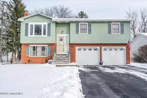 16 Meadowlark Dr, Cohoes, NY 12047