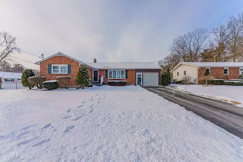 2 Dewey St, Albany, NY 12205