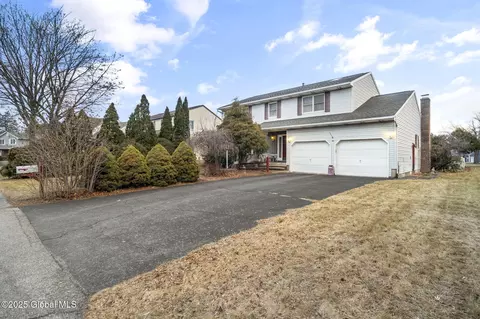 30 Huntleigh Dr, Loudonville, NY 12211