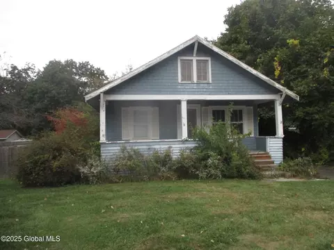 18 Babcock Ter, Selkirk, NY 12158