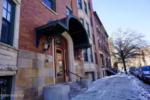 352 State St #3E, Albany, NY 12210