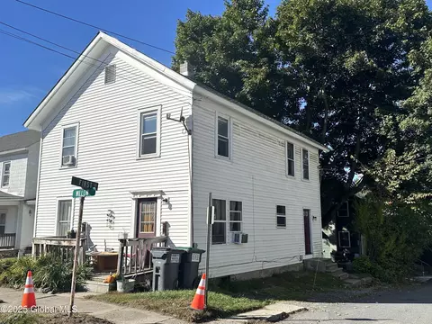 7 Willow St, Hoosick Falls, NY 12090