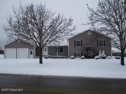 38 Smith St, Rouses Point, NY 12979