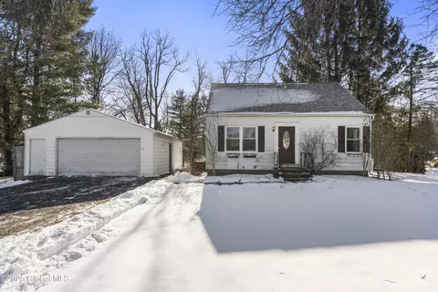 25 Bacon Ln, Loudonville, NY 12211