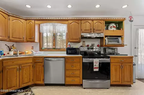 3084 E Lydius St, Schenectady, NY 12303 photo 12