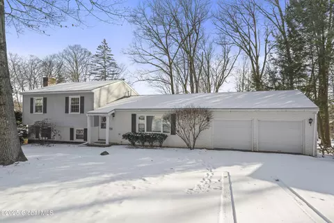 117 Acorn Dr, Glenville, NY 12302