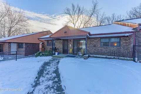 9 Brookview Ln, Troy, NY 12180