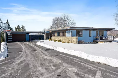 20 Meadowview Dr, Troy, NY 12180