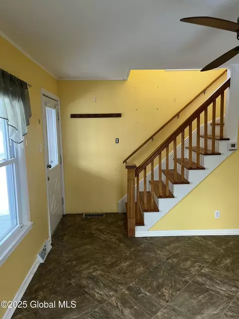Entry Way - 40 Lorraine Ave, Schenectady, NY 12304 photo 1 of 2