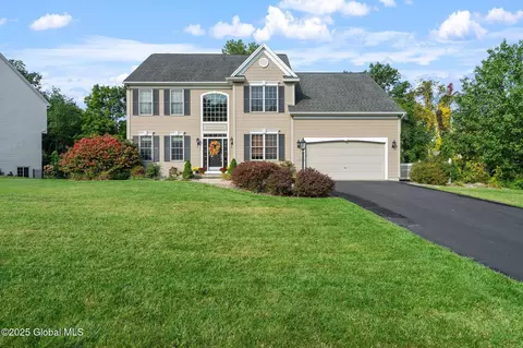 75 Outlook Dr S, Mechanicville, NY 12118