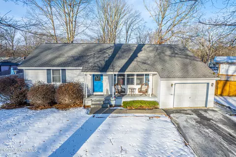 24 Orenda Spring Dr, Saratoga Springs, NY 12866