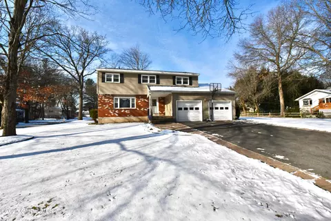 19 Lexington Rd, Saratoga Springs, NY 12866