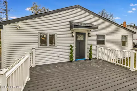18 Wendell St, Ravena, NY 12143