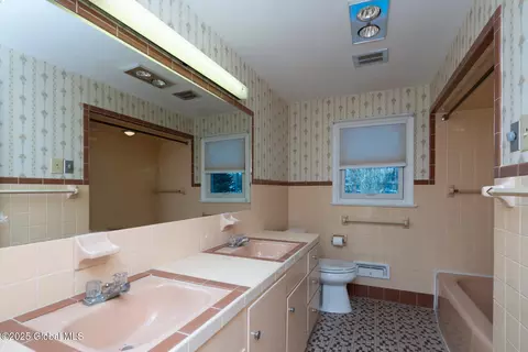 Bath - 8 Compton Pl, Schenectady, NY 12302 photo 1 of 3