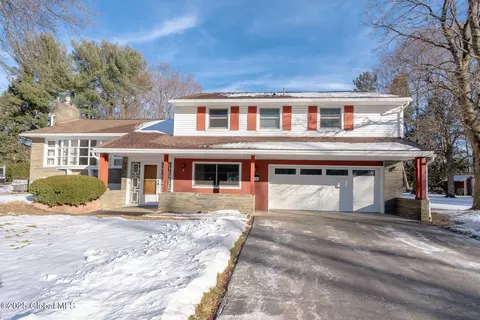 8 Compton Pl, Schenectady, NY 12302