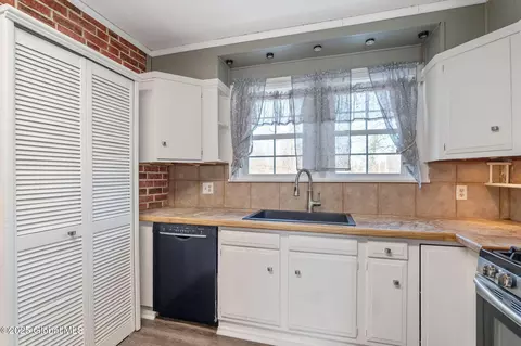 Kitchen - 309 Elsmere Ave, Delmar, NY 12054 photo 3 of 3